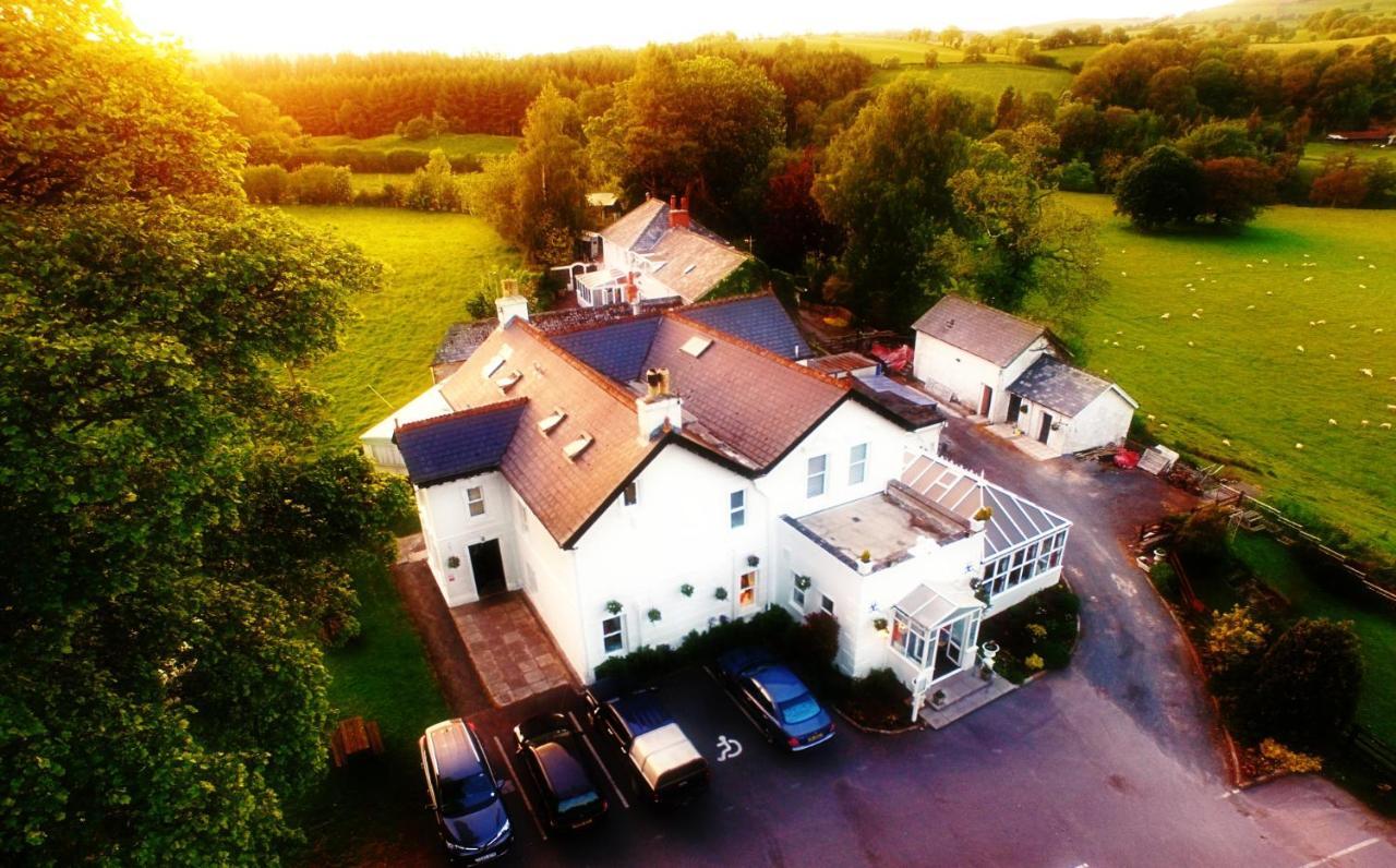 ホテル The White House Sennybridge エクステリア 写真